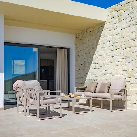 Bliss - Plusholidays Empedrola